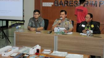 Rilis kasus pengungkapan Sextortion Online di Bareskrim Polri, Cideng, Jakarta Pusat, Jumat (15/2). [Suara.com/Fakhri Hermansyah]