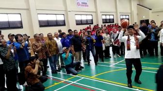 Resmikan GOR Baru, Anies Unjuk Kebolehan Main Basket dan Tenis Meja