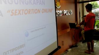 Rilis kasus pengungkapan Sextortion Online di Bareskrim Polri, Cideng, Jakarta Pusat, Jumat (15/2). [Suara.com/Fakhri Hermansyah]