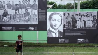 Pengunjung mengamati pameran foto sejarah MH Thamrin, Politik, dan sepak bola kebangsaan di Stadion Vij, Cideng, Jakarta Pusat, Sabtu (16/2). [Suara.com/Fakhri Hermansyah]