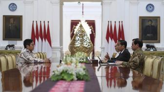 Presiden Joko Widodo didampingi Seskab Pramono Anung  menerima pendiri sekaligus CEO Bukalapak.com Achmad Zaky di Istana Merdeka, Jakarta, Sabtu (16/2). [ANTARA FOTO/Puspa Perwitasari]