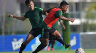 Pemain Timnas U-22 Lutfi Kamal Baharsyah (kanan) berebut bola dengan rekannya Rafi Syarahil (kiri) dalam latihan menjelang pertandingan Sepak Bola AFF U-22 di lapangan AUPP Sport Club, Phnom Penh, Kamboja, Minggu (17/2). ANTARA FOTO/Nyoman Budhiana