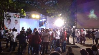 LIVE: Jelang Debat, Ini Suasana Nobar Pendukung Jokowi di Parkir Timur