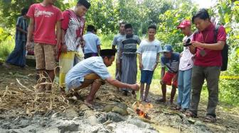 Heboh Sumur Bor Haji Ilyas Keluar Api, Warga Asik Bakar Jagung Diatasnya