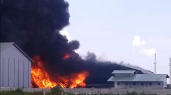 Pabrik Plastik di Gresik Terbakar, Asap Pekat Membumbung Tinggi ke Langit