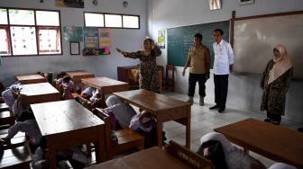 Presiden Joko Widodo (kedua kanan) meninjau simulasi terjadinya gempa bumi saat menghadiri Program Tagana Masuk Sekolah dan Kampung Siaga Bencana di SDN Panimbang Jaya 1, Pandeglang, Banten, Senin (18/2). ANTARA FOTO/Puspa Perwitasari