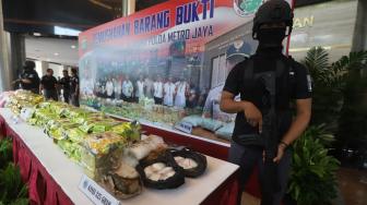 Barang bukti ekstasi diperlihatkan saat konferensi pers pemusnahan narkotika di Polda Metro Jaya, Jakarta, Senin (18/2). [Suara.com/Muhaimin A Untung]