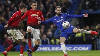 
Striker Chelsea Gonzalo Higuain bersiap untuk menendang bola ke gawang Manchester United selama pertandingan sepak bola Piala FA antara Chelsea melawan Manchester United di Stamford Bridge, London, Inggris, Selasa (19/2) dini hari WIB.[Adrian DENNIS / AFP]