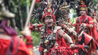 Sejumlah penari perang Minahasa mengikuti Karnaval Cap Go Meh di kawasan Cideng di Jakarta, Selasa (19/2). [Suara.com/Muhaimin A Untung]