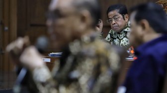 Mantan Ketua DPR Setya Novanto bersama terpidana kasus suap proyek PLTU Riau-1 Johannes Budisutrisno Kotjo menjawab pertanyaan Jaksa Penuntut Umum (JPU) pada sidang lanjutan kasus dugaan suap proyek PLTU Riau-1 dengan terdakwa Idrus Marham di Pengadilan Tipikor, Jakarta, Selasa (19/2). [Suara.com/Muhaimin A Untung]