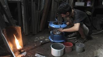 Pekerja menyelesaikan proses pembuatan kompor minyak tanah di Cawang, Jakarta Timur, Selasa (19/2). [Suara.com/Fakhri Hermansyah]