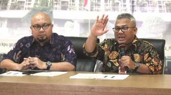 Ketua KPU Arief Budiman (kanan) bersama Komisioner KPU Ilham Saputra (kiri) menunjukkan berkas Caleg berstatus terpidana korupsi saat mengumumkan data terbaru nama calon legislatif (caleg) dengan status mantan terpidana korupsi yang berpartisipasi pada Pemilu 2019 di Gedung KPU, Jakarta, Selasa (19/2). [Suara.com/Fakhri Hermansyah]