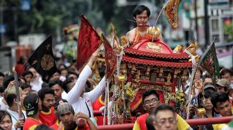 Seorang Tatung berdiri diatas Kio (Tandu) saat arak-arakan perayaan Cap Go Meh di Jakarta, Selasa (19/2). [Suara.com/Muhaimin A Untung]