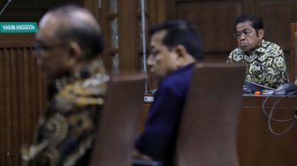 Mantan Ketua DPR Setya Novanto bersama terpidana kasus suap proyek PLTU Riau-1 Johannes Budisutrisno Kotjo menjawab pertanyaan Jaksa Penuntut Umum (JPU) pada sidang lanjutan kasus dugaan suap proyek PLTU Riau-1 dengan terdakwa Idrus Marham di Pengadilan Tipikor, Jakarta, Selasa (19/2). [Suara.com/Muhaimin A Untung]