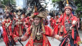 Sejumlah penari perang Minahasa mengikuti Karnaval Cap Go Meh di kawasan Cideng di Jakarta, Selasa (19/2). [Suara.com/Muhaimin A Untung]