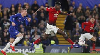 Gelandang Prancis Manchester United Paul Pogba berlari dengan bola selama selama pertandingan sepak bola Piala FA antara Chelsea melawan Manchester United di Stamford Bridge, London, Inggris, Selasa (19/2) dini hari WIB. [Adrian DENNIS / AFP]
