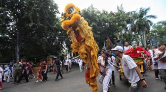 Barongsai saat arak-arakan perayaan Cap Go Meh di Jakarta, Selasa (19/2). [Suara.com/Muhaimin A Untung]