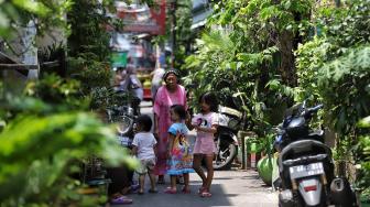 Warga beraktifitas di Kampung Berseri Tanpa Asap Rokok di Jl Telaga Ratna, Sunter Jaya, Jakarta, Selasa (19/2). . [Suara.com/Muhaimin A Untung]