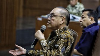 Mantan Ketua DPR Setya Novanto bersama terpidana kasus suap proyek PLTU Riau-1 Johannes Budisutrisno Kotjo menjawab pertanyaan Jaksa Penuntut Umum (JPU) pada sidang lanjutan kasus dugaan suap proyek PLTU Riau-1 dengan terdakwa Idrus Marham di Pengadilan Tipikor, Jakarta, Selasa (19/2). [Suara.com/Muhaimin A Untung]