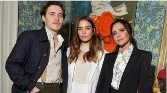 Brooklyn Mulai Berani Gandeng Pacar ke Fashion Show Victoria Beckham