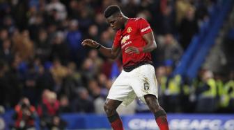 Gelandang Prancis Manchester United Paul Pogba merayakan golnya setelah mencetak gol kedua untuk timnya selama pertandingan sepak bola Piala FA antara Chelsea melawan Manchester United di Stamford Bridge, London, Inggris, Selasa (19/2) dini hari WIB. [Adrian DENNIS / AFP]