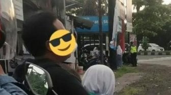 Lewat Pos Polisi, Pemotor Tak Pakai Helm ini Selow Abis