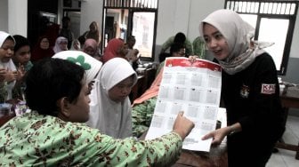 Sejumlah siswa Sekolah Luar Biasa Al Gaffar Guchany mengikuti simulasi pemilihan umum 2019, Salemba, Bekasi, Jawa Barat,Rabu (20/2). [Suara.com/Fakhri Hermansyah]