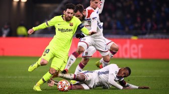 Pemain depan Barcelona asal Lionel Messi (kiri) bersaing untuk mendapatkan bola dengan pemain tengah Lyon asal Prancis Lucas Tousart, pemain tengah Lyon Houssem Aouar dan pemain bertahan Lyon Marcelo (kanan) selama putaran leg pertama 16 besar Liga Champions antara Lyon melawan FC Barcelona  di Stadion Groupama, Lyon, Perancis, Rabu (20/2) dini hari WIB. [FRANCK FIFE / AFP]
