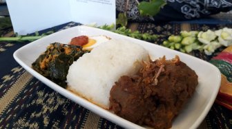 4 Golongan Penikmat Nasi Padang, Tipe Sultan Kelihatan Maruk Banget