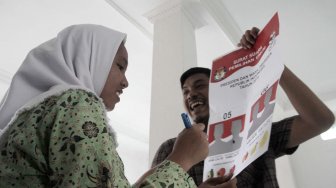 Sejumlah siswa Sekolah Luar Biasa Al Gaffar Guchany mengikuti simulasi pemilihan umum 2019, Salemba, Bekasi, Jawa Barat,Rabu (20/2). [Suara.com/Fakhri Hermansyah]