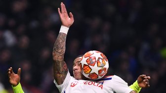 Pemain depan Lyon Memphis Depay menahan bola selama putaran leg pertama 16 besar Liga Champions antara Lyon melawan FC Barcelona  di Stadion Groupama, Lyon, Perancis, Rabu (20/2) dini hari WIB. [FRANCK FIFE / AFP]