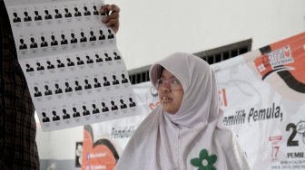 Sejumlah siswa Sekolah Luar Biasa Al Gaffar Guchany mengikuti simulasi pemilihan umum 2019, Salemba, Bekasi, Jawa Barat,Rabu (20/2). [Suara.com/Fakhri Hermansyah]