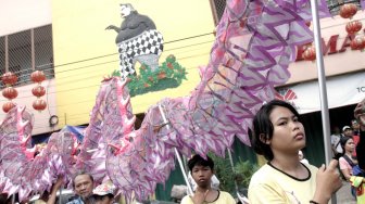 Suasana perayaan Cap Go Meh di kawasan pertokoan, di Bekasi, Jawa Barat, Selasa (19/2). (Suara.com/Fakhri Hermansyah)