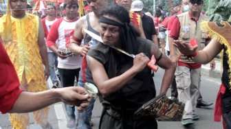 Suasana perayaan Cap Go Meh di kawasan pertokoan, di Bekasi, Jawa Barat, Selasa (19/2). (Suara.com/Fakhri Hermansyah)