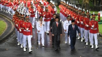 Presiden Joko Widodo (tengah) didampingi Wakil Presiden Jusuf Kalla (kanan) berjalan bersama Mendagri Tjahjo Kumolo (kedua kiri) dan Gubernur Riau terpilih Syamsuar (kiri) dan Wakil Gubernur Riau Edi Natar Nasution (kedua kanan) sebelum acara pelantikan di Istana Negara, Jakarta (20/2). [ANTARA FOTO/Akbar Nugroho Gumay]