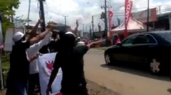 Rombongan Jokowi Lewat, Massa Teriak "Prabowo Prabowo" Acungkan 2 Jari