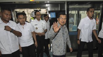 Wakil Presiden Jusuf Kalla meninjau pengoperasian MRT (Mass Rapid Transit) di Stasiun MRT Bundaran HI, Jakarta, Rabu (20/2). [ANTARA FOTO/Dhemas Reviyanto]
