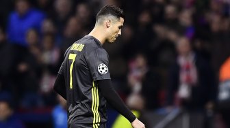 Ekspresi striker Juventus, Cristiano Ronaldo dalam pertandingan Liga Champions melawan Atletico Madrid di Wanda Metropolitano, Madrid, Spanyol, Kamis (21/2) dini hari WIB. [OSCAR DEL POZO / AFP]