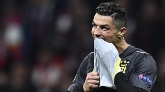 Ekspresi striker Juventus, Cristiano Ronaldo dalam pertandingan Liga Champions melawan Atletico Madrid di Wanda Metropolitano, Madrid, Spanyol, Kamis (21/2) dini hari WIB. [OSCAR DEL POZO / AFP]