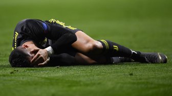 Ekspresi striker Juventus, Cristiano Ronaldo dalam pertandingan Liga Champions melawan Atletico Madrid di Wanda Metropolitano, Madrid, Spanyol, Kamis (21/2) dini hari WIB. [GABRIEL BOUYS / AFP]