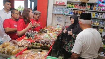 Tsamara ke Pasar Bantah Pernyataan Prabowo, Belanja Rp 100 Ribu Dapat Apa?
