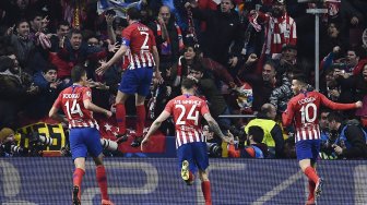 Bek Atletico Madrid, Diego Godin merayakan golnya dengan rekan satu timnya pada pertandingan leg pertama babak 16 besar Liga Champions antara Atletico Madrid melawan Juventus di Stadion Wanda Metropolitan, Madrid, Spanyol, Kamis (21/2) dini hari WIB. [OSCAR DEL POZO / AFP]