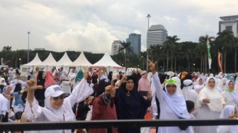 Acungkan Dua Jari, Emak-emak Teriak "Hidup Prabowo" di Munajat 212