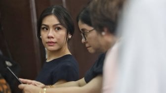 Istri Richard Muljadi, Shalvynne Chang saat menghadiri sidang putusan di Pengadilan Negeri Jakarta Selatan, Kamis (21/2). [Suara/Muhaimin A Untung]