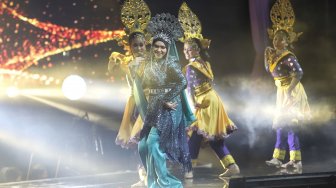 Penyanyi Malaysia Siti Nurhaliza tampil dalam konser Dato Sri Siti Nurhaliza On Tour di Istora Senayan, Jakarta Pusat, Kamis (21/2). [Suara.com/Muhaimin A Untung]