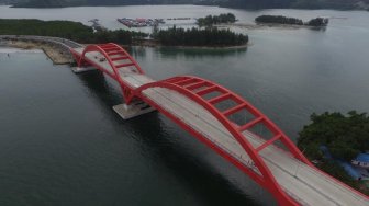 Berjuluk Jembatan Merah, Ini Kemegahan Hotelkamp di Papua