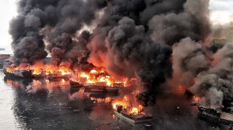34 Kapal Terbakar di Muara Baru, Anies Akan Tambah Petugas Damkar Laut