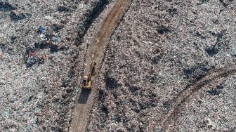 Foto udara kawasan Tempat Pembuangan Akhir (TPA) Air Dingin di Kota Padang, Sumatera Barat, Sabtu (23/2). [ANTARA FOTO/Iggoy el Fitra]