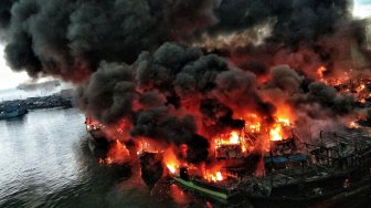 Sejumlah kapal nelayan mengalami kebakaran di Pelabuhan Muara Baru, Jakarta, Sabtu (23/2/2019).