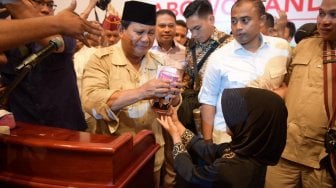 Ingin Jadi Militer, Bocah 8 Tahun Salam Dua Jari dan Berikan Ini ke Prabowo